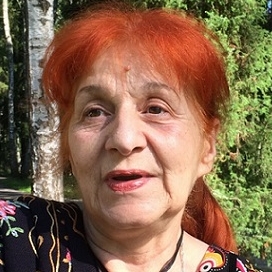 Надя Попова